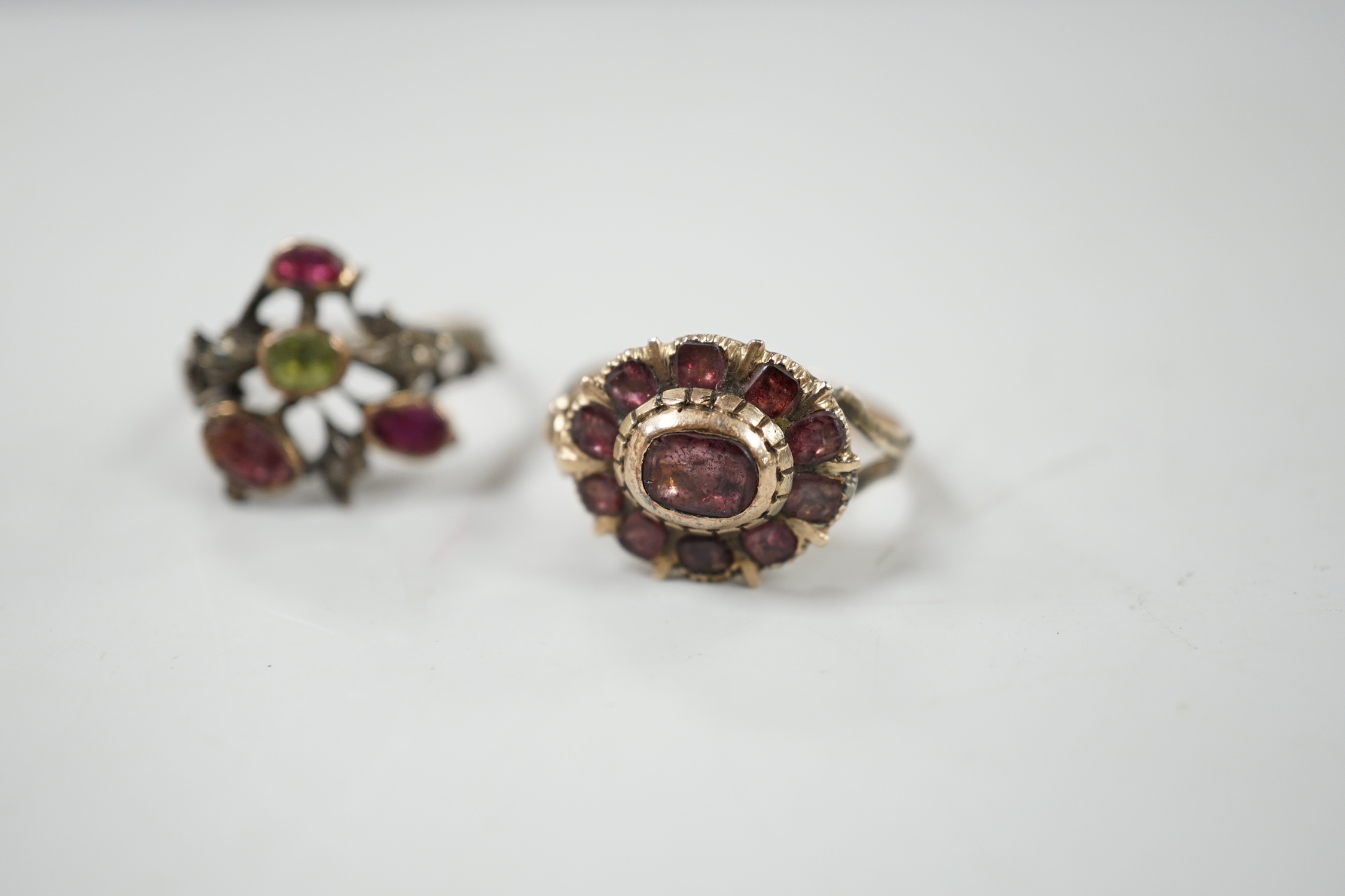 A Georgian yellow metal and foil backed paste? set cluster ring, size N, (a.f.) and a later foil backed gem set ring.